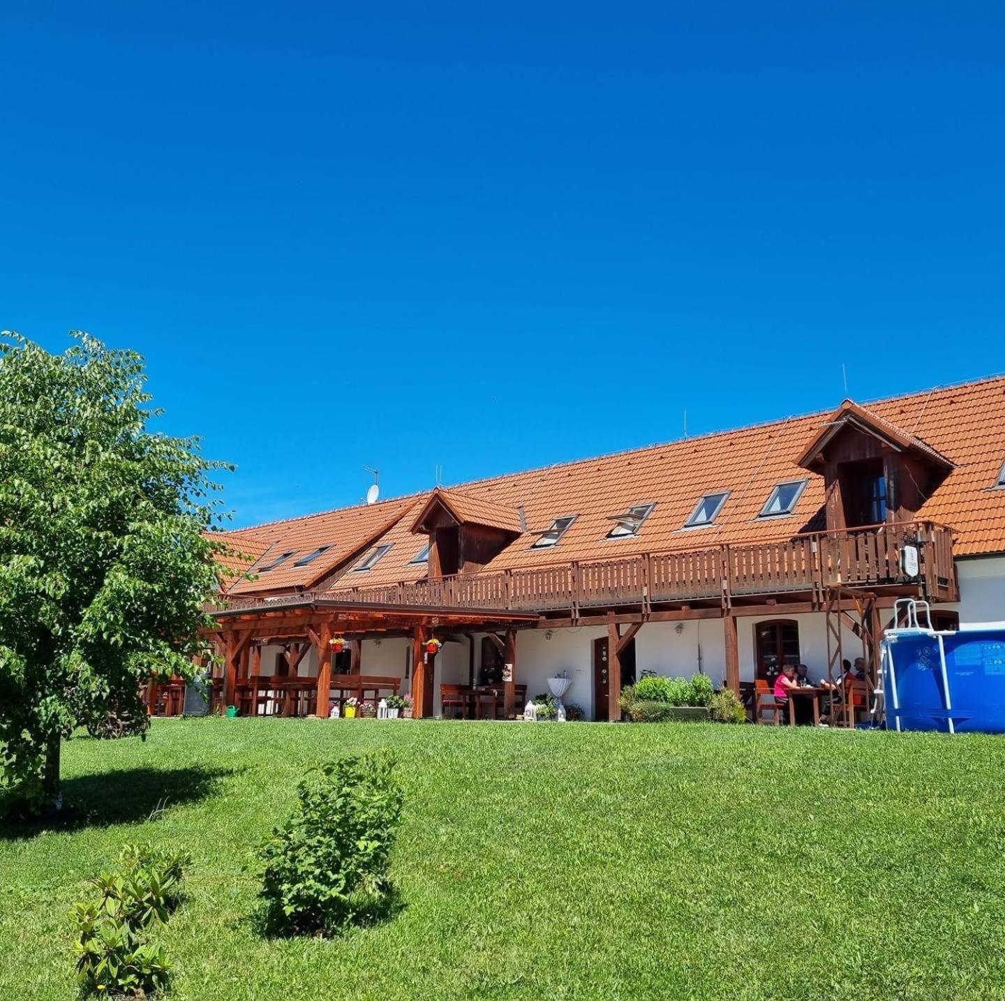 Penzion U Farmáře Hotel Chotoviny Exterior foto